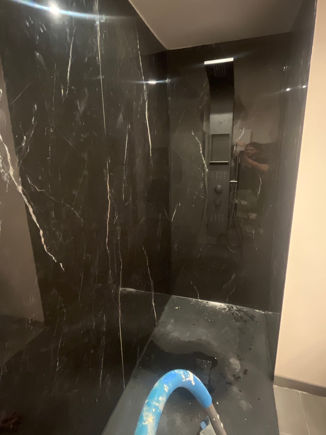 Customer photo review of Panneau Mural PVC Marbre Noir Brillant – Imperméable Douche & Salle De Bain
