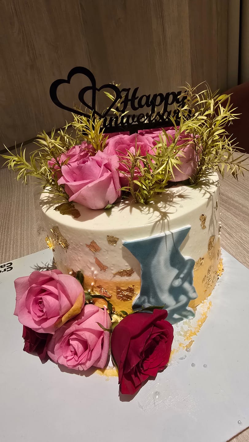 Customer photo review of Floral Hand in Hand Anniversary Cake