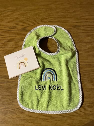 Customer photo review of Wolimbo Lätzchen mit Namen und Motiv bestickt