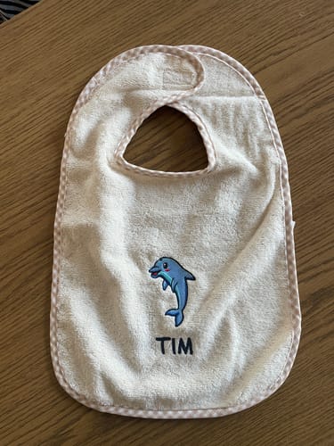 Customer photo review of Wolimbo Lätzchen mit Namen und Motiv bestickt