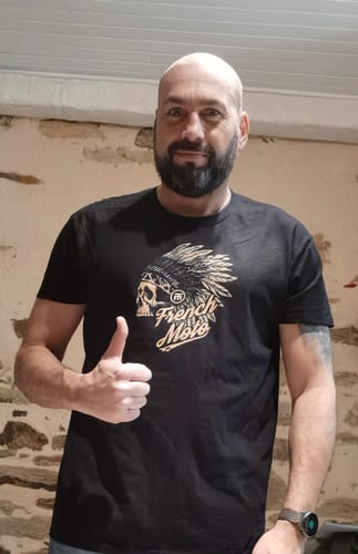 Client portant le t-shirt noir de la collection Golden Era et faisant un pouce levé.