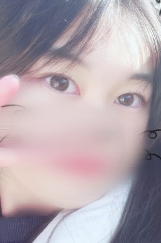 レビュアーによるQuiet Kristin 1Day - グロウブラウンを装用した目元のクローズアップ写真。