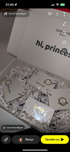 Kunde/Kundin zeigt die erhaltenen Petite Zirkonia Ringe in der offenen Geschenkbox.