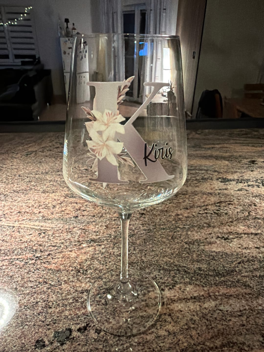 Customer photo review of Blume - Personalisiertes Weinglas mit Initiale und Namen für Dich und deine Freundinnen