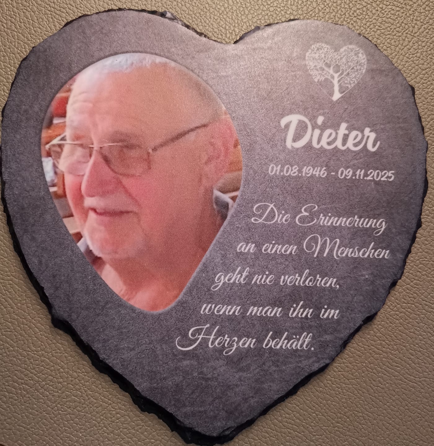 Customer photo review of Unvergessen - Personalisiertes Schieferherz für geliebte Verstorbene zum Andenken