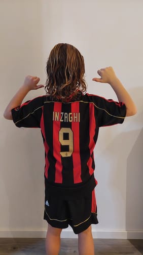 Customer photo review of Filippo Inzaghi AC Milan 2007 Kids Children Home Retro Jersey