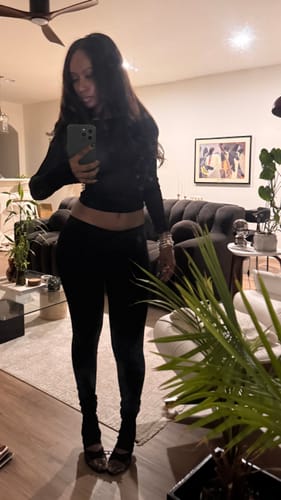 Reviewer in a mirror selfie wearing the black Seamless LowRise Legging, showing the low-rise fit.