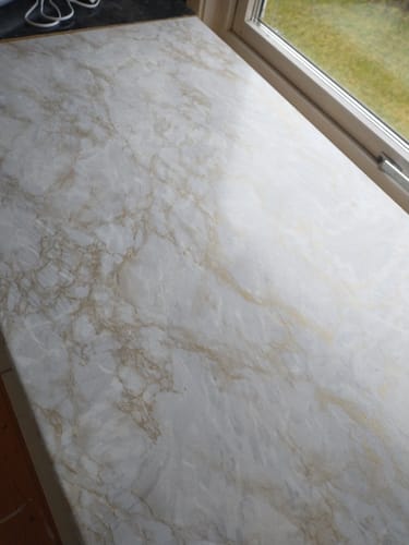 Kundeanmeldelse med bilde av Cortes marmor gold kontaktplast