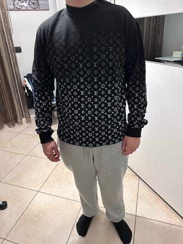 Ciro D. review of Felpa girocollo Monogram Gradient LV image 1 out of 1