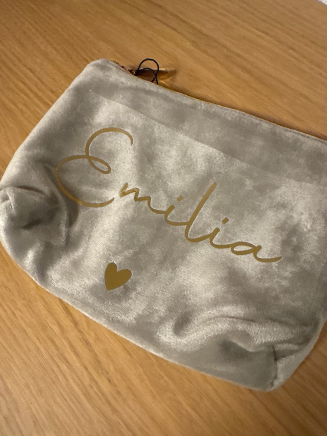 Customer photo review of Meine Kosmetiktasche - Personalisierte Samt Kosmetiktasche für MakeUp und Kosmetika mit Namen