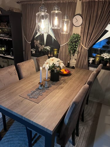 Anmelderens spisebord sett fra siden, ferdig dekket med Premium Bristol oak kontaktplast.