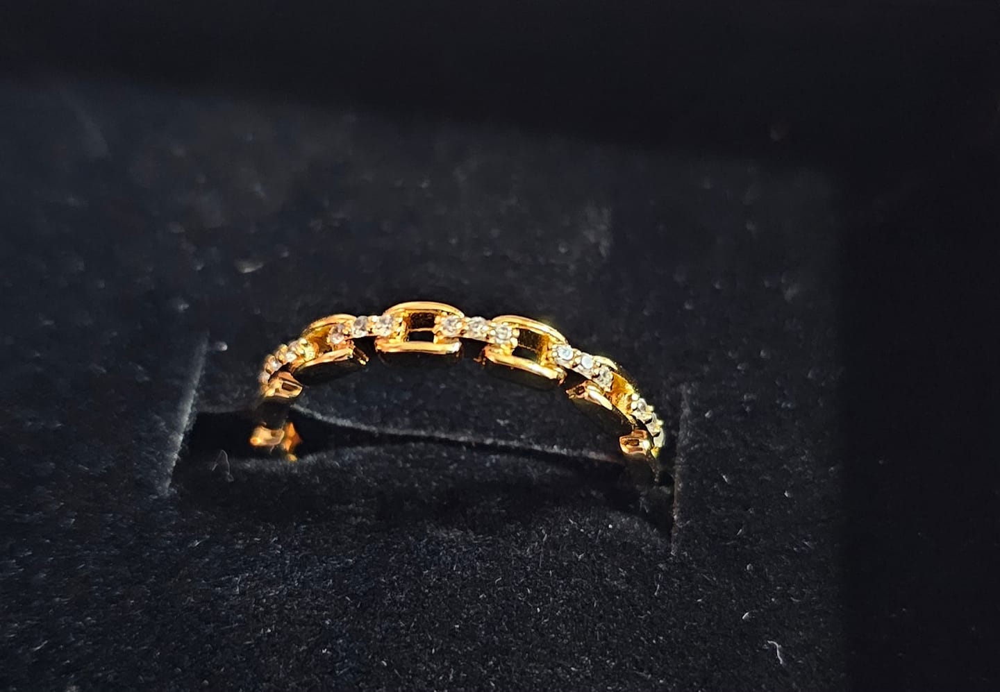 Customer photo review of Paula 18k White Gold Plated Chain Link Ring with Swarovski Crystals