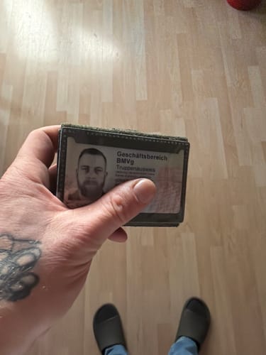 Customer photo review of Ausweisfach mit Hakenklett in Steingrau Oliv