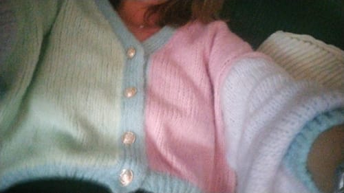 Nahaufnahme eines Kunden, der den gemütlichen, pastellfarbenen Oversized Cardigan trägt.