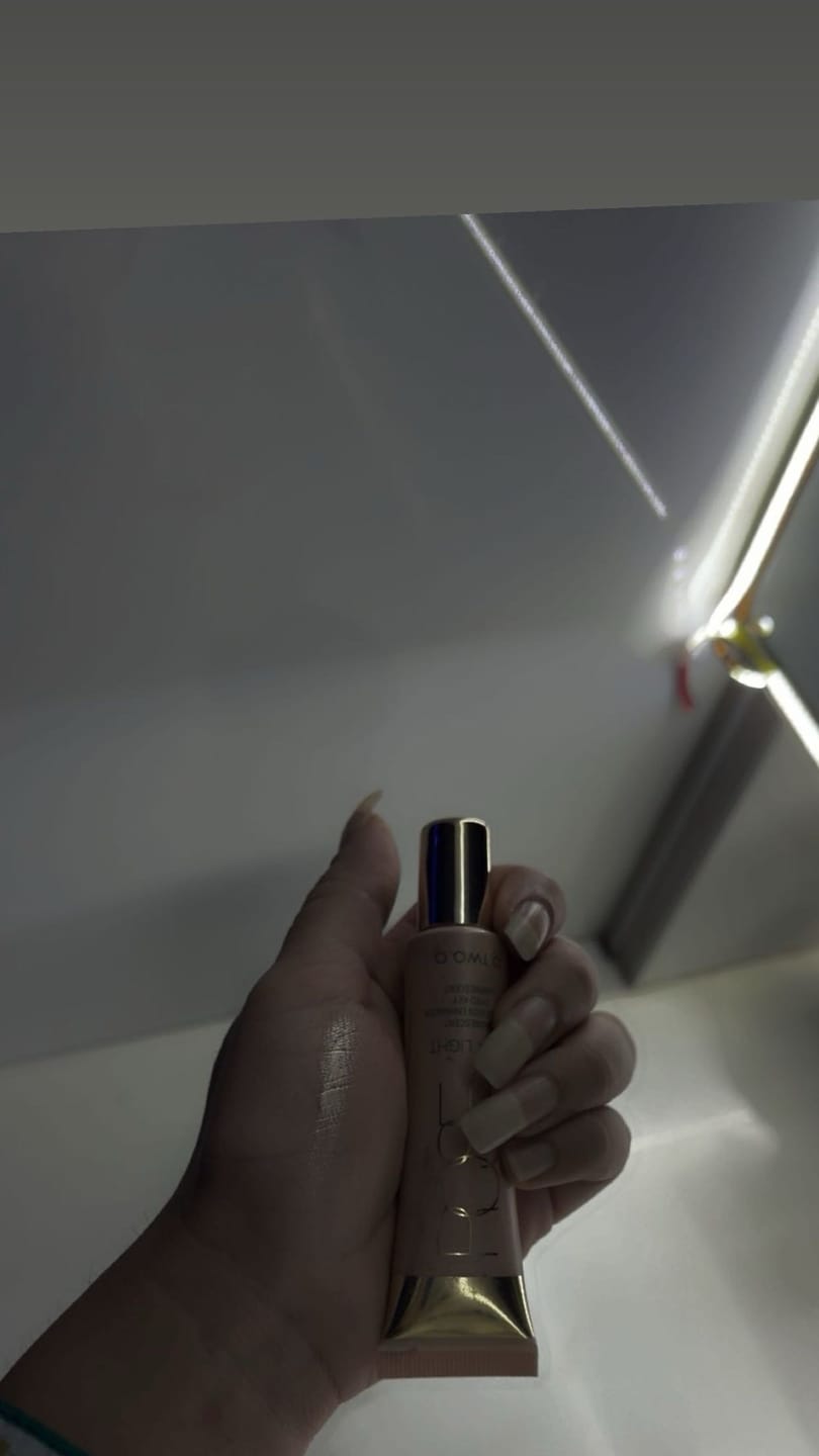 Customer photo review of O.TWO.O ROSE GOLD LIQUID HIGHLIGHTER