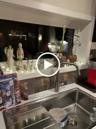 Customer video review of Bente subway selvklebende veggfliser