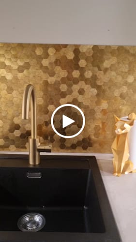 Kundeanmeldelse med video av Hexagon gold selvklebende veggfliser