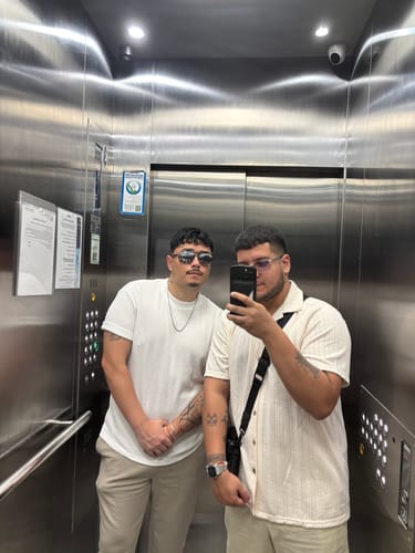 Cliente usando la Cadena Viper 4mm plateada en un ascensor con un amigo.