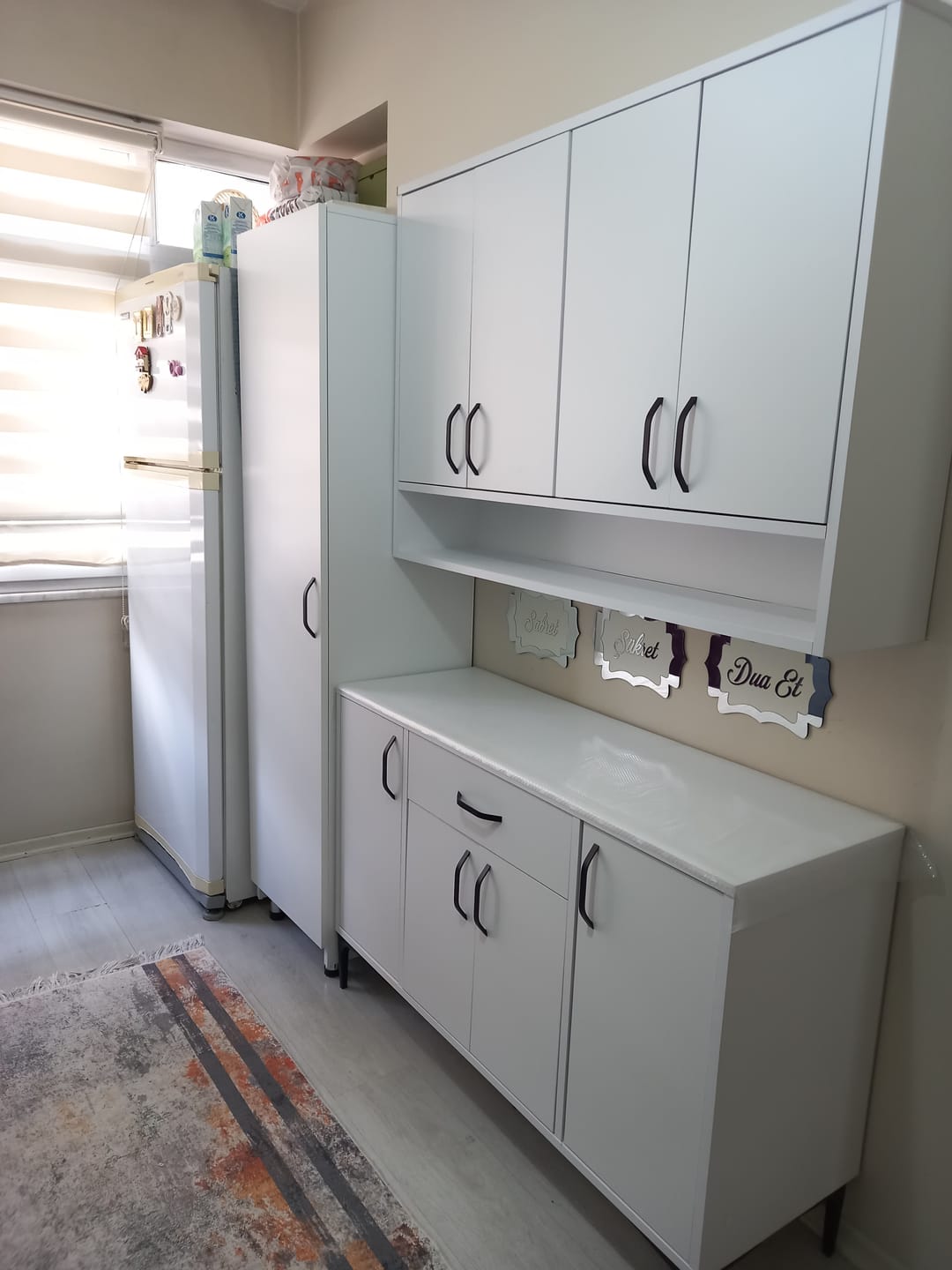 Customer photo review of Rani JE104 Çok Amaçlı Dolap Tekerlekli Tek Kapaklı Kiler Erzak Mutfak Dolabı Beyaz