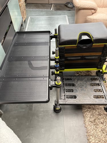 Recensent toont de grote FOLDING SIDE TRAY, opengeklapt en bevestigd aan een viskist.