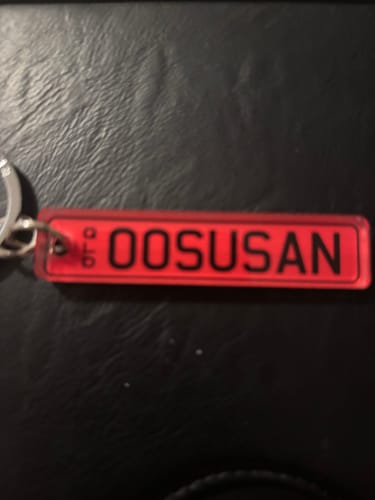 Reviewer's red QLD Colour Licence Plate Custom Keychain personalized with the text 'OOSUSAN'.