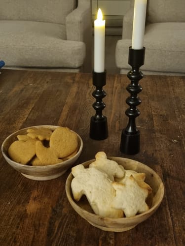 Kundens to håndlagde mangoskåler fylt med kjeks på et trebord.