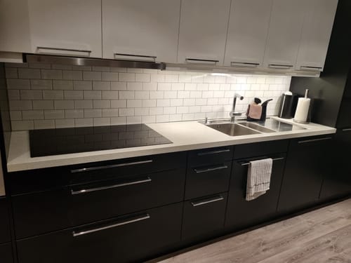 Kundens selvklebende subwayfliser gir et lyst og pent inntrykk på et moderne kjøkken.