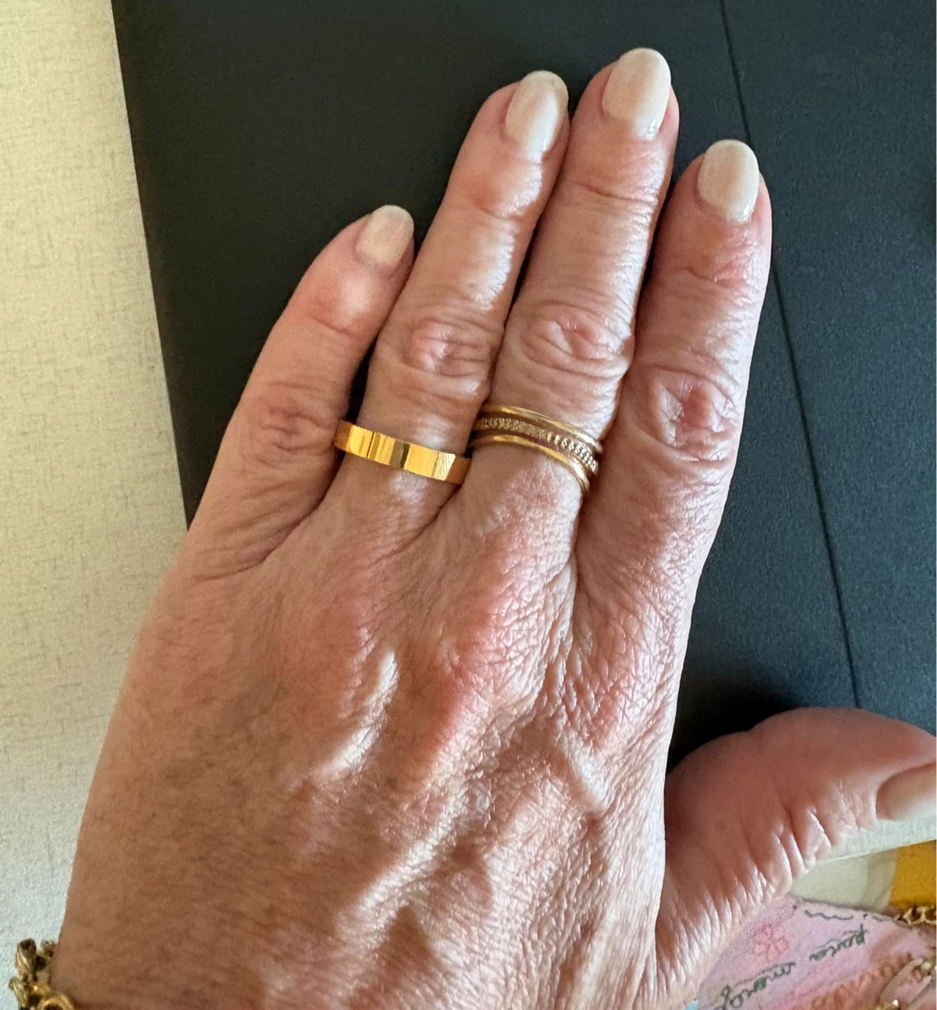 Customer photo review of Aliança Quadrada Anatômica Banhado em Ouro 18K