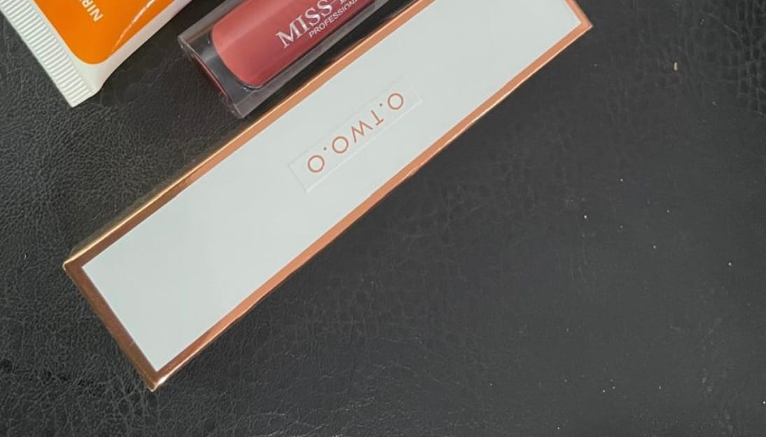 Customer photo review of O.TWO.O GLOW LIFT LIGHT SHADOW CONTOUR STICK