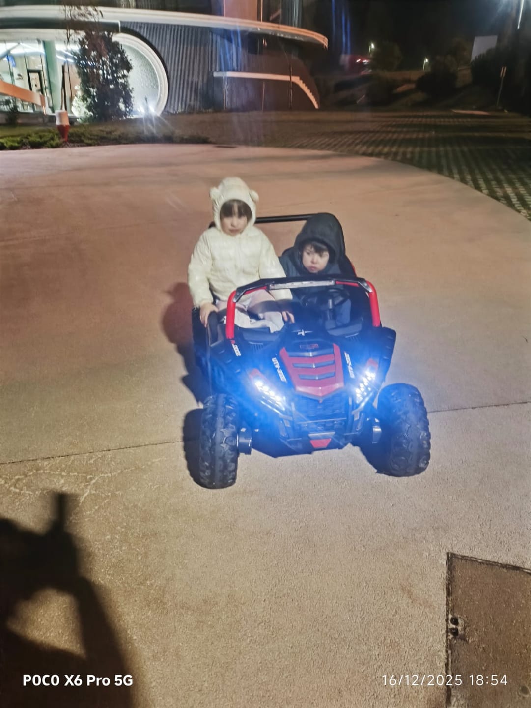 Customer photo review of Carro Elétrico para Criança BUGGY ATV RACING 24v Vermelho c/ RODAS DE BORRACHA & ASSENTO EM PELE