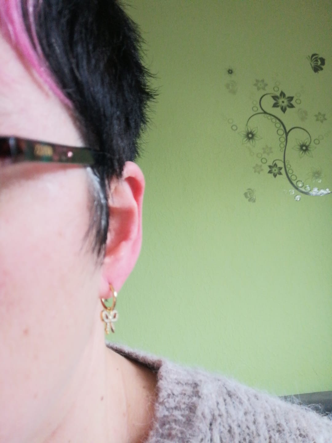 Customer photo review of Pave Ribbon Huggie Ohrringe 14K Vergoldet