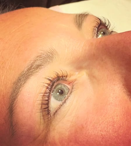 Customer's view from above showing neatly separated, lifted lashes after treatment with the lash powder.