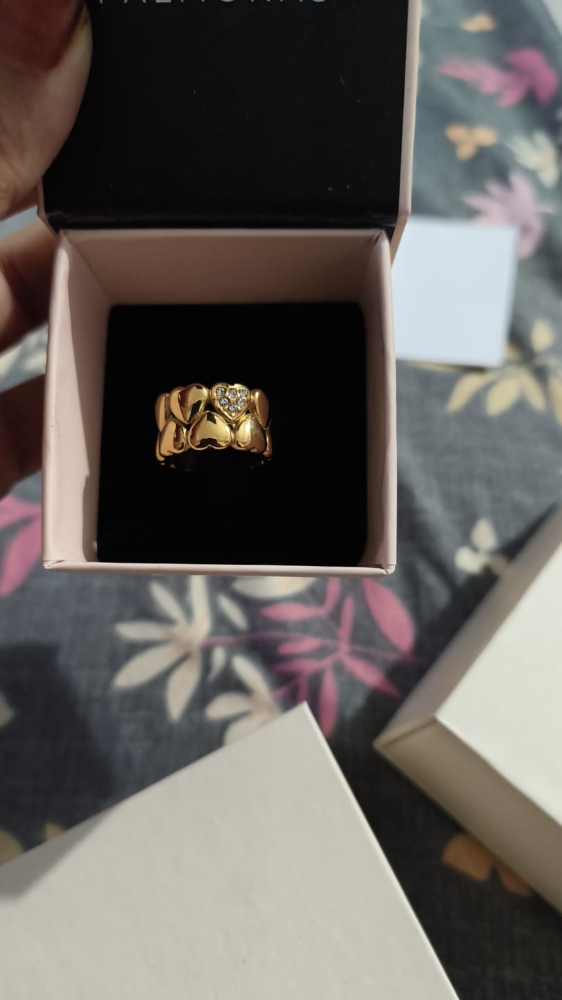Customer photo review of Gold Hearts Band Ring