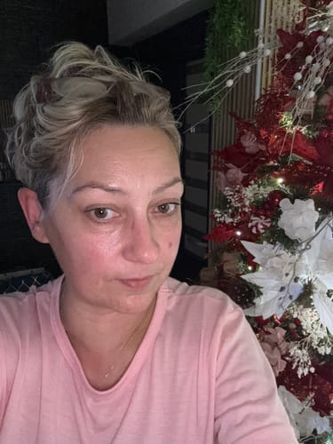 Reviewer showing her radiant and hydrated skin after using Crema cu Mucina de Melc.