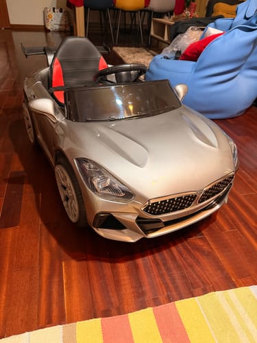 Reseña con foto de un cliente sobre Carro Elétrico para Criança BM Z4 Style Cinza Metalizado 12v c/ RODAS DE BORRACHA & ASSENTO EM PELE