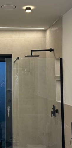 Customer photo review of SONNI Begehbare Dusche Duschabtrennung Duschwand 10mm Schwarz Duschabtrennung Duschkabine Nano ESG 80-140cm