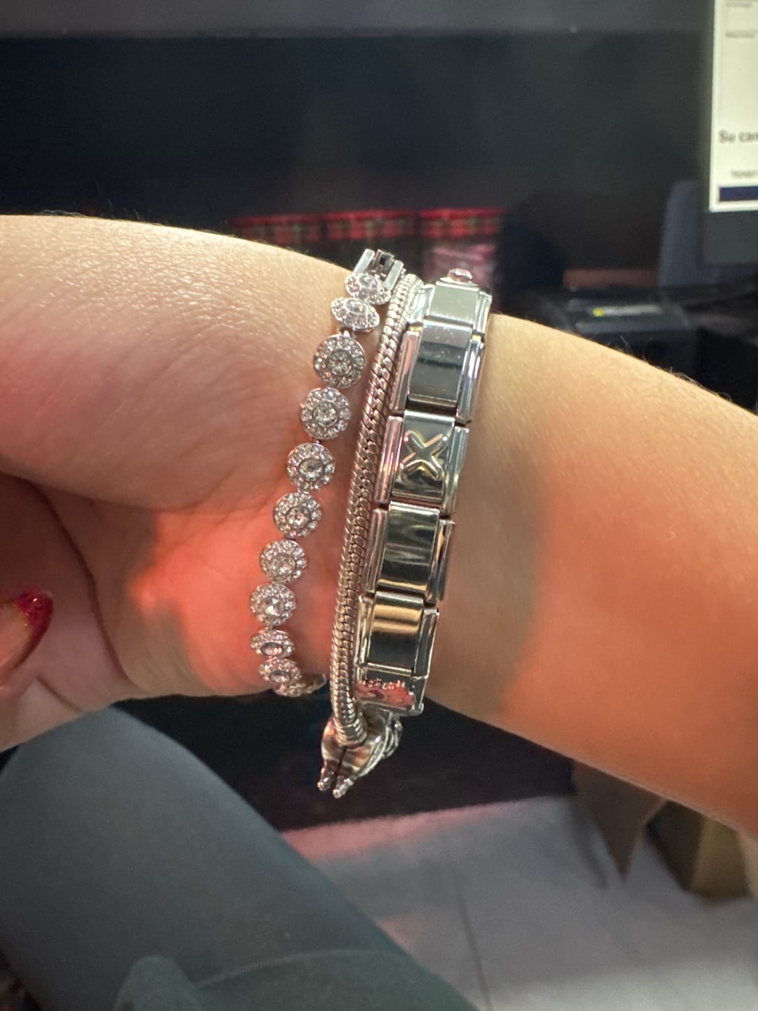 Customer photo review of Charm Inicial Dorada