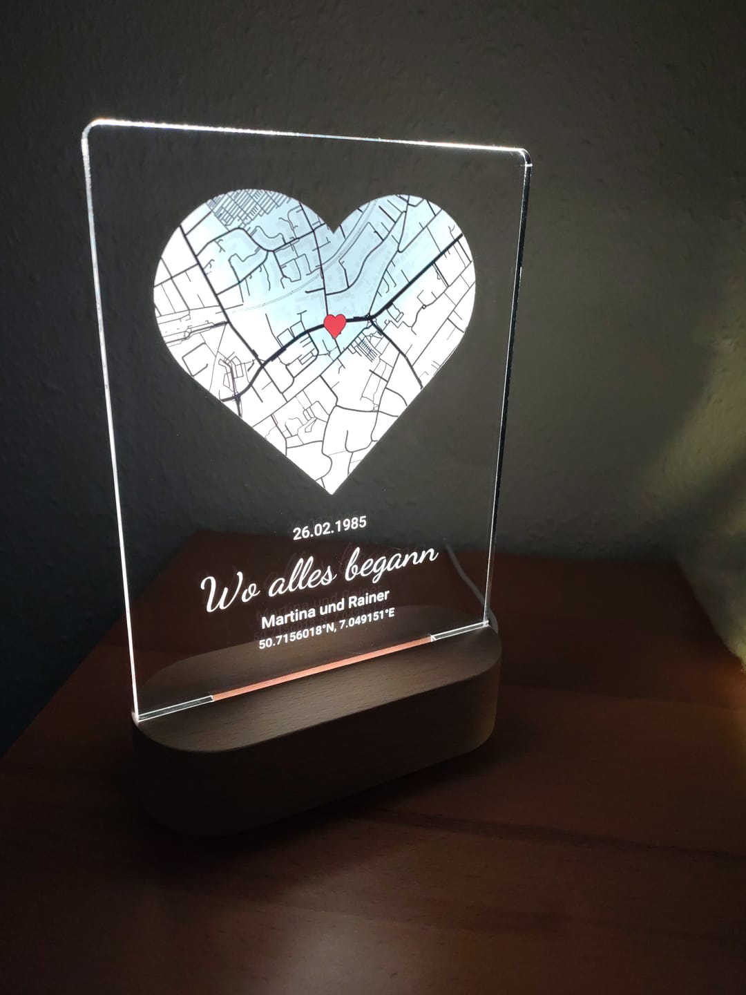 Customer photo review of Wo alles begann - Personalisiertes Nachtlicht mit LED-Holzfuß (14x20)