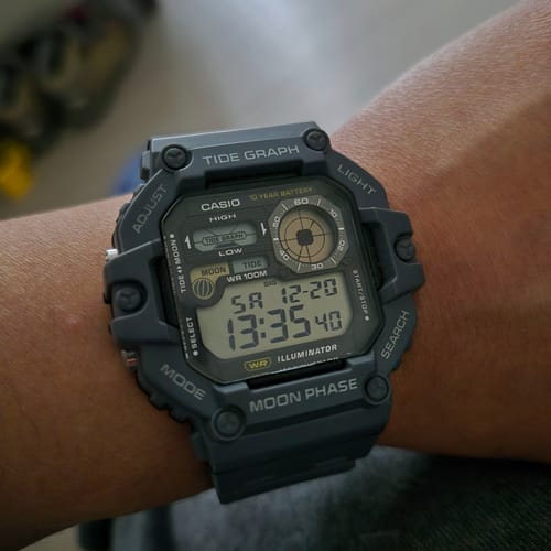Un cliente usando su reloj digital Casio WS-1700H gris oscuro en la muñeca, mostrando la pantalla.