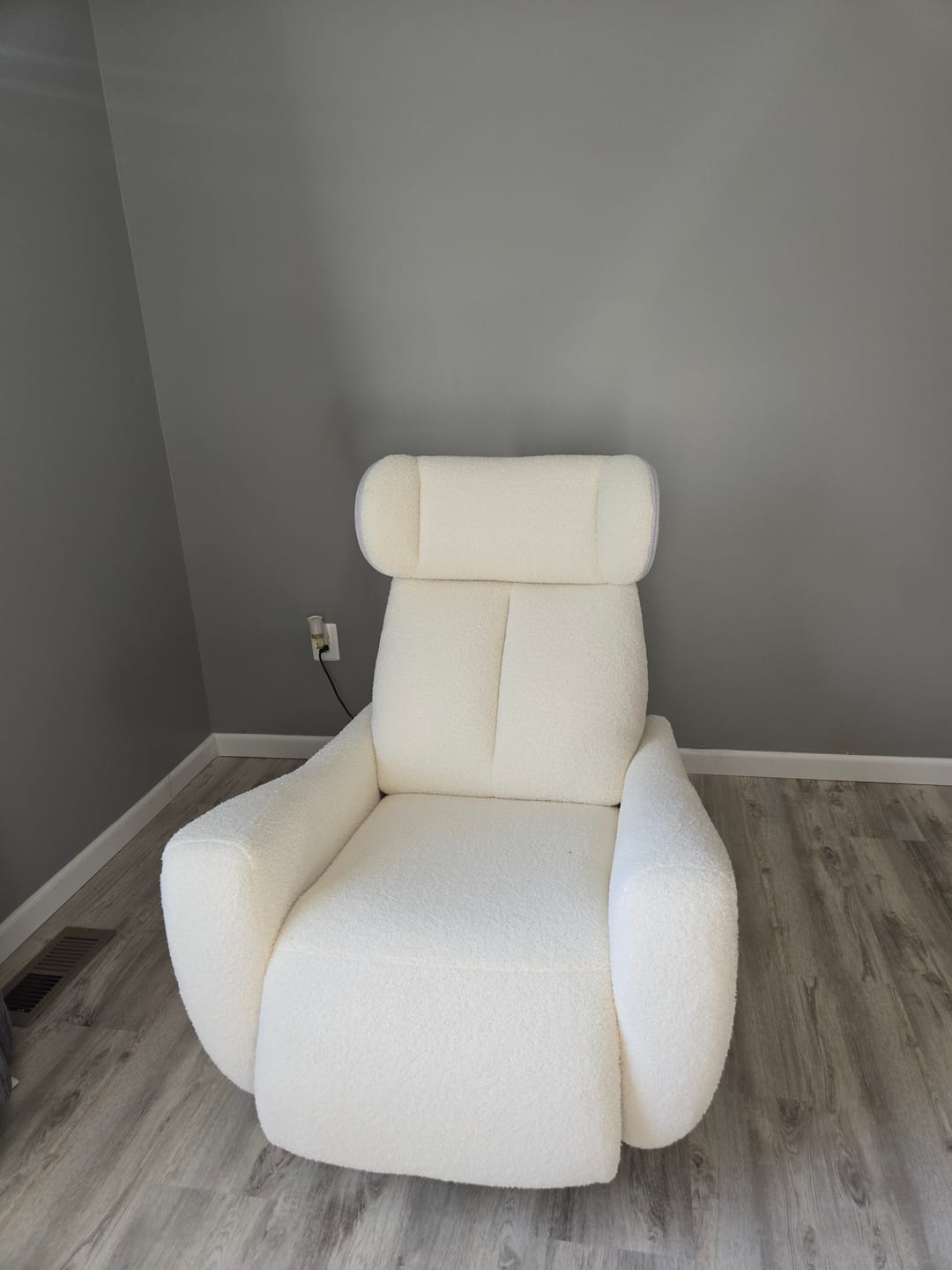 Customer photo review of SwanSing Swivel Power Zero Gravity Recliner Chair