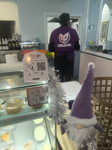 Customer photo review of Expositor Reseñas Google NFC y QR