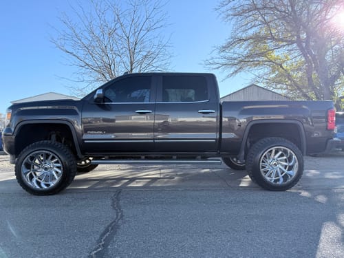 Reviewer's digital wallpaper of a lifted dark grey truck, from the QUICK ENTRY product.
