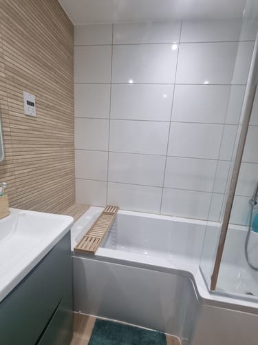 Customer photo review of Reinforced L-Shaped Square Shower Bath 1800 x 850 Shower Bath Including Hinged 6mm Bath Screen and Front Panel