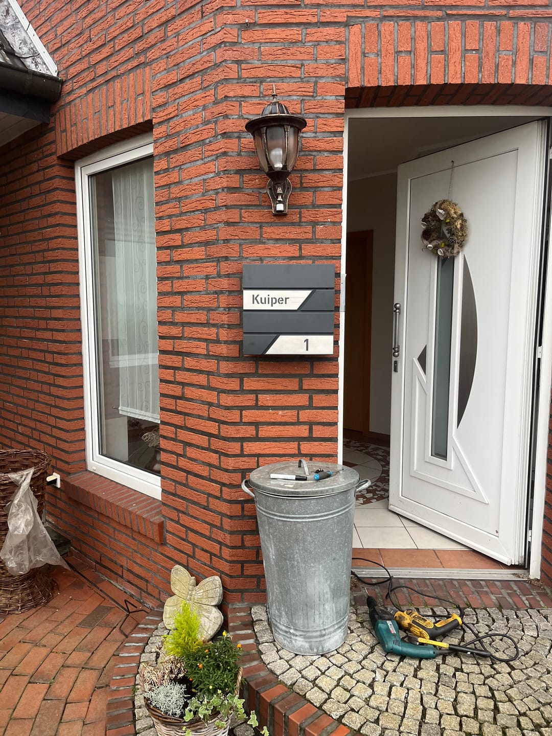 Customer photo review of AlbersDesign Briefkasten B1 anthrazit (RAL7016) personalisiert mit Edelstahl-Schildern