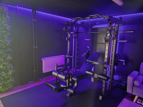 Die SWAT Multipresse eines Kunden in einem Home-Gym mit violetter Umgebungsbeleuchtung.
