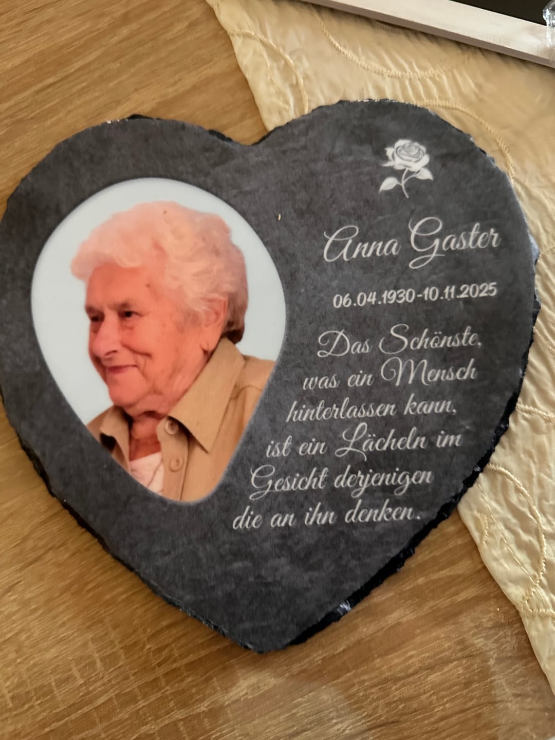 Customer photo review of Liebe hört nicht auf - Personalisiertes Schieferherz als Andenken an geliebte Verstorbene