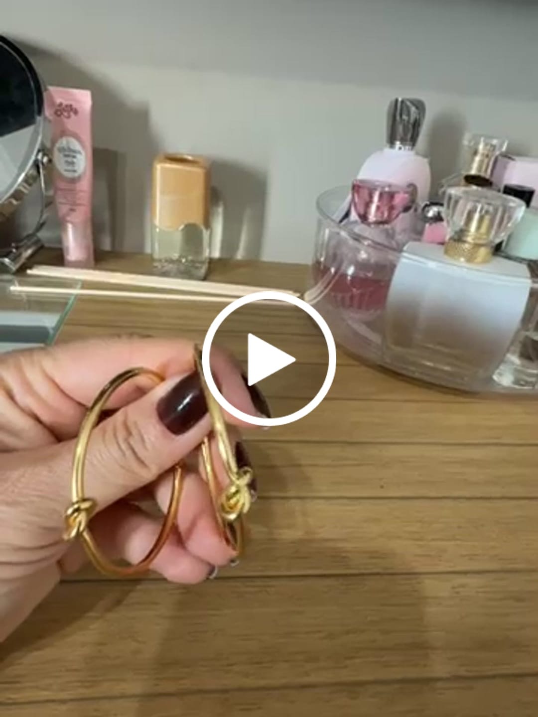 Customer video review of Brinco de Argola Nó Central Banhado em Ouro 18K