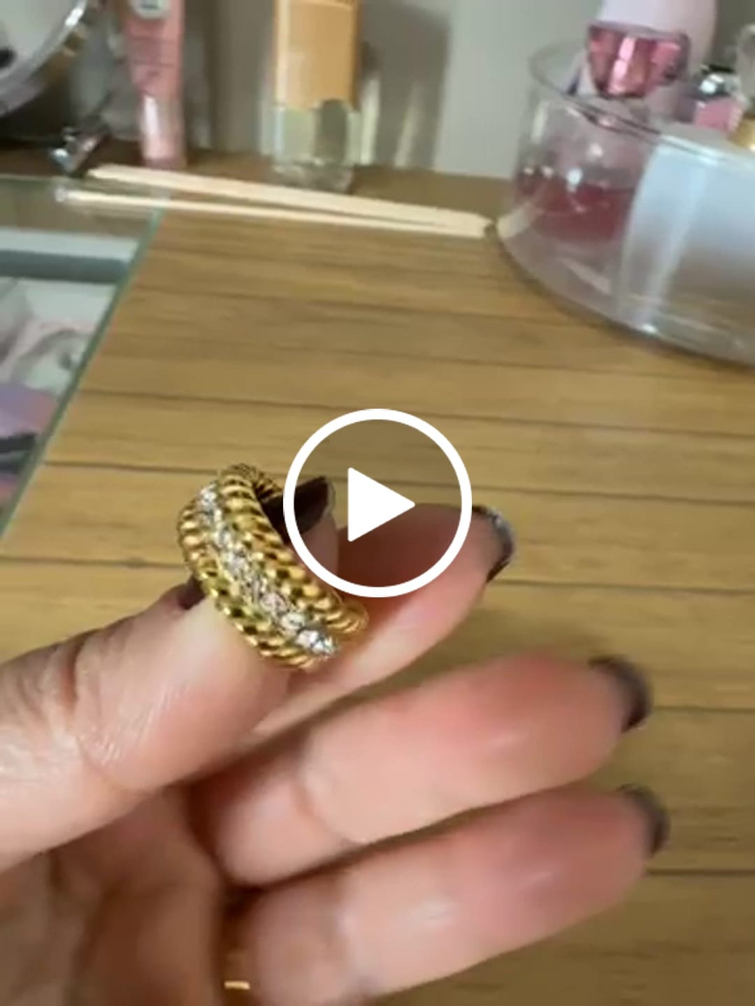 Customer video review of Brinco de Argola Date Banhado em Ouro 18k