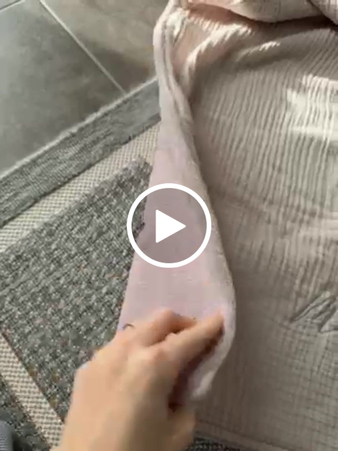 Customer video review of Musselin Babydecke mit Namen - 70 x 100 cm • Vintage Rosa