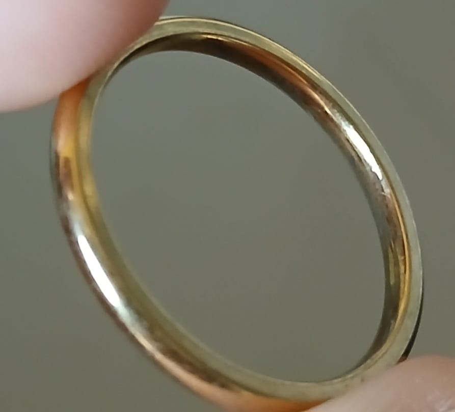 Customer photo review of Sole Aura Minimal Gold Band